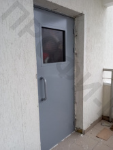 Дверь с ручкой скоба и окном