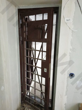 Дверь КХО с окном выдачи оружия в решетке