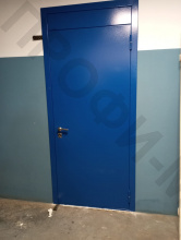 Дверь с хромированной ручкой и фрамугой